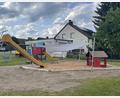 Bild: Johannes Wittmann/exb
Der Sandkastenbereich wurde auf dem Spielplatz „Kreuzäckersiedlung“. neu gestaltet und bekam ein Sonnensegel mit Halterung.