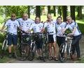 Bild: Gabi Schönberger
So sieht der Radrennstall "Team Städtepartnerschaft" aus. Nächste Woche machen sich (von links) Wolfgang Bergmann (68), Andreas Servit (71), Horst Krüger (72), Heiner Hagn (65), Juliane Feneis und Reinhold Wildenauer (77) auf den Weg von Issy-les-Moulineaux nach Weiden.