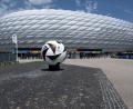 Bild: Sven Hoppe/dpa
Ein großer Ball von Adidas ist vor der München Fußball Arena zu sehen.