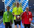 Bild: sga
Siegerehrung bei der Ü60-Konkurrenz: Der Hirschauer Jürgen Wenzel (rechts) wurde Dritter hinter Sieger Werner Luttner (Mitte) und Ulrich Wittenbeck.