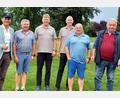 Bild: lst/exb
Spielleiter Reinhold Scharl rechts), Präsident Harald Thies (Zweiter von links) und Andreas Westphal (links) vom Autohaus „Stern-Center“ zeichneten die Sieger des zweiten „After-Work“-Golf-Cups aus.
