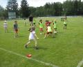 Bild: knh
Unter Anleitung von ausgebildeten Fußballlehrern erhielten die Mädchen und Buben erste Anleitungen im fußballerischen Umgang mit dem Ball und zeigten erste technische Finessen.