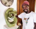 Bild: Hans Yberle/exb
Der Steinkünstler Benjamin Musendami aus Simbabwe präsentiert mit der Künstlergruppe „Kunterbunten Kastler Kunst“ seine Werke im Landkreis Cultur Centrum LCC in Sulzbach-Rosenberg.