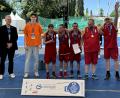 Bild: Jörg Beer
Die Basketballer der Lebenshilfe Amberg-Sulzbach gewannen in Berlin das 3x3-Turnier bei den 1. Offenen Deutschen Meisterschaften. Stefan Schenck (links), der Vorsitzende des Sportclubs Lebenshilfe Berlin, und Organisator Paul Stegmann (Zweiter von links) überreichten die Medaillen an (von links) Sandro Lobenhofer, Michael Hofmann, Florian Bösl, Marco Klein und Josef Dobmeier.