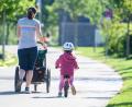 Symbolbild: Sebastian Gollnow/dpa
Familienpaten können Eltern vielfältig entlasten. Spaziergänge mit den Kindern gehören ebenso dazu wie Spielplatzbesuche, Hausaufgabenhilfe, Behördengänge und viele andere Dinge.