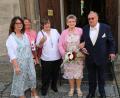 Bild: sne
Erwin und Paula Lang feiern in Grafenwöhr ihre Eiserne Hochzeit. Die Töchter Petra und Monika (von links) sowie Paulas Schwester Gunda freuen sich mit ihnen.