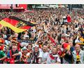 Symbolbild: Jens Büttner/dpa
Die Nerven liegen blank, die Emotionen gehen hoch. Die Bühne für die Fußballer ist beim Public-Viewing im Landkreis Schwandorf bereitet. Am Freitagabend kommt die Nagelprobe.