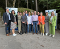 Bild: Jens Stenglein/exb
Sie freuen sich auf weitere gute Projekte für das Fichtelgebirge (von links): Wunsiedels Landrat Peter Berek, Astrid Köppel, Beisitzerin, Sabine Reichel-Fröhlich, Beisitzerin, Sybille Kießling, Beisitzerin, Dr. Felipe Wolff-Fabris, Beisitzer, Staatssekretär Martin Schöffel, Wolfgang Fuhrmann, stellvertretender Vorsitzender, Matthias Fischer, Beisitzer, Vorsitzender Frank Bauer, Geschäftsführer Ferdinand Reb, Claudia Heinz, stellvertretende Vorsitzende, Schriftführerin Andrea Reisinger und Beisitzerin Gisela Schwarz-Bäuml. (Nicht im Bild: Schatzmeister Simon Ruckdeschel und Beisitzer Thilo von Glass.)