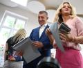 Bild: Øíhová Michaela/dpa
Andrej Babis, Vorsitzender der oppositionelle ANO-Partei, und seine Frau Monika Babisova geben ihre Stimme bei den Wahlen zum Europäischen Parlament ab.