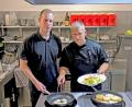 Bild: fpoz
Honza Pomyje (links) und Petr Plachy junior (rechts) bereiten alle Speisen ofenfrisch zu.