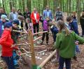 Bild: gf
Blätter angeln, dabei ging es darum, Buchen-, Eichen- oder Ahornblätter zu erkennen und an den richtigen Baum zu hängen, aber das war für die Drittklässler kaum ein Problem.