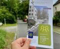Bild: Gabi Schönberger
Mit diesem Flyer wirbt die Stadt für ihre Pläne, auf dem Felixberg ein Baugebiet für Mehrfamilienhäuser einzurichten. Schon die Ansicht auf der Titelseite, deren derzeitiger Zustand im Hintergrund zu sehen ist, ist nach Ansicht der Bürgerinitiative irreführend.
