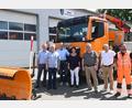 Bild: gf
Vertreter der Gemeinde Poppenricht und Lieferanten bei der Fahrzeugübergabe (von links): Bürgermeister Hermann Böhm, Florian Roth, Verwaltungsleiter Hartmut Gawlik, Andre Haase, 3. Bürgermeisterin Claudia Kammerl, Gemeinderat Andreas Kopf, René Leipnitz und Bauhofmitarbeiter Adam Prochota.