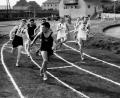 Archivbild: Archiv/DJK Amberg/Günter Haberland/exb
So sah 1950 die Aschenbahn direkt vor dem DJK-Sportheim bei einem Leichtathletik-Wettkampf aus.