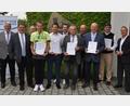 Bild: Andreas Allacher/BFV
Die Geehrten mit den Funktionären des Fußballbezirks Oberpfalz und der drei Fußballkreise Amberg/Weiden, CHam/Schwandorf und Regensburg.