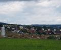 Bild: gi
Der Markt Moosbach nimmt eine große finanzielle Belastung auf sich, um die Erschließung im Neubaugebiet „Steinling III“ voranzutreiben. Die Arbeiten sind derzeit durch die örtliche Baufirma Hierold in vollem Gange.