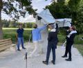 Bild: Markus Scharnagl/exb
Das Flurdenkmal enthüllten gemeinsam Bürgermeister Bernd Sommer, Stadtpfarrer Dr. Thomas Vogl und Pfarrer Andreas Kraft. Links Bauhof-Leiter Thomas Ernstberger, dessen Team die Vorarbeiten für die Platzierung der Corona-Säule übernommen hatte.