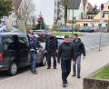 Archivbild: Wolfgang Würth
Einer der mutmaßlichen Rio-Räuber (Zweiter von rechts) kommt am Gericht in Weiden an. Rechts neben ihm sein Pflichtverteidiger Matthias Haberl.