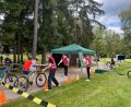 Bild: Mutiara Sudarma
Die Schülerinnen und Schüler übergeben ihre Fahrräder an Helfer: Beim Triathlon zählt jede Sekunde.