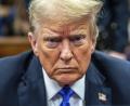 Bild: Mark Peterson/Pool New York Magazine/AP/dpa
Der ehemalige US-Präsident Donald Trump im Strafgericht von Manhattan. Das Bild erschien auf der Politik-Seite 4 der Wochenend-Ausgabe vom 1./2. Juni, es war vier Zeitungsspalten breit und 45 Zeilen hoch. Ein sehr großes und aussagekräftiges Foto, das seine Wirkung eine Nummer kleiner aber auch nicht verfehlt hätte.
