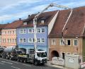 Bild: Stefanie Gradl
Große Gefährte waren notwendig, um die erste Zwischendecke im Groß-Anwesen (rechts) betonieren zu können. Mit einer leistungsfähigen Pumpe konnte der Beton in das Haus befördert werden.