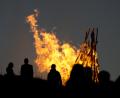 Symbolbild: Patrick Seeger/dpa
Am Tag der Sommersonnenwende, heuer am 20. Juni, wird traditionell ein Sonnwendfeuer geschürt. Es entspringt wohl schon vorchristlicher Zeit und wurde entzündet, um unter anderem vor Krankheiten und Wetterschäden zu schützen.
