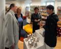 Bild: gac
In der Stadtbibliothek zeigt Leiterin Christine Hollweck (rechts) ihren Kolleginnen aus Vsetín und Pfarrer Daniel Heller aus Valašské Meziříčí (links) die Funktion der Tonie-Figuren. Wenn man eine Figur auf ein entsprechendes Abspielgerät setzt, wird ein Hörbuch vorgespielt.