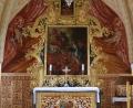 Bild: mrr
Der Vilshofener Akanthusaltar stammt vermutlich aus dem Jahr 1720. Vor dem Altarraum der Bronzedeckel des Armenseelenlochs, eine direkte Verbindung zum darunter liegenden Gebeinhaus.