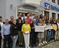 Bild: wfw
Vorstand Klaus Wild (ganz rechts) und Geschäftsstellenleiter Christopher Bothner (ganz links) von der Raiffeisenbank Hirschau übergaben Spenden in Höhe von 13.400 Euro an gemeinnützige Vereine und Organisationen aus dem Geschäftsgebiet Hirschau.