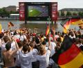 Archivbild: Boris Roessler/dpa
So soll es wieder werden – fröhlich und unbeschwert: Deutschland-Fans beim Public Viewing bei der WM 2006 in Frankfurt am Main.