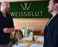 Bild: Stephan Huber
Michael Sonntag (links) und sein Anwalt Simon Paulus besprechen, wie es mit dem Weissglut in Amberg weitergehen soll und kann.