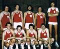 Bild: Archiv TV Sulzbach-Rosenberg
Die Basketballer des TV Sulzbach liefen in den Anfangsjahren mit (stehend, von links) Fritz Ottmann, Hans-Herrmann Nägelein, Werner Putz, Dieter Wolf, Hans-Peter Spies, (knieend, von links), Michael Rauch, Gerd Eberl, Bernd Stief und Eckhard Walter auf.