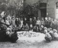 Bild: Archiv Diakonieverein Amberg
Das Foto stammt aus dem Jahr 1936, als der Kindergarten noch in der Von-der-Sitt-Straße untergebracht war. Die Kinder bestaunen ein Osternest.