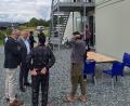 Bild: Fabian Polster/Landratsamt Tirschenreuth/exb
Roman Schäffler und Landrat Roland Grillmeier im Gespräch mit den Bewohnern.