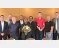 Bild: rha
Pfarrer Hrudaya Kumar Madanu (Mitte) übernimmt ab 1. September die Pfarreiengemeinschaft Vilseck-Schlicht-Sorghof. Mit ihm freuen sich (von links): Markus Graf, Werner Prechtl, Otto Sertl, Pfarrvikar Pater Jimmy Joseph, Stadtpfarrer Pater Robin Xavier, Thomas Pröls, Peter Ziegler und Bürgermeister Hans-Martin Schertl.