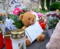 Bild: Robert Michael/dpa
Ein Brief mit der Aufschrift „In Liebe für Valeriia“, Teddybären, Blumen und Kerzen sind in der Nähe der Wohnung des getöteten Mädchens auf dem Fußweg abgelegt.