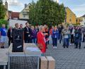 Bild: Monika Bäuml/exb
Bei der Demo gegen die geplante Asylbewerber-Unterkunft in Nabburg spricht Zweite Bürgermeisterin Irene Ehemann zu den Teilnehmern.