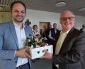 Bild: Franziska Lehmann/exb
Caritas-Vorstandsvorsitzender Michael Trummer (links) bedankte sich mit einem Präsent bei Diakon Richard Sellmeyer (rechts).