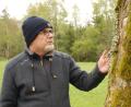 Bild: cvl
Die Zahl der Flechtenanhänger ist eher überschaubar. Johannes Bradtka, 67, früher beschäftigt bei der Forstverwaltung, heute im Ruhestand, ist einer von ihnen.