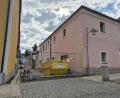 Bild: Lowak
Aus dem ehemaligen Hausner-Anwesen soll ein Wohnhaus für mehrere Parteien werden. Dazu will der Bauherr in der Gasse Balkone anbringen. Der Bauausschuss gibt dazu grünes Licht.