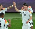 Bild: Peter Kneffel/dpa
Florian Wirtz (Nummer 17) lässt sich für sein Tor zum 1:0 feiern.