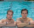 Bild: Wolfgang Steinbacher
Nico Stöhr (links) und sein Cousin Markus Prosch arbeiten als Maschinenanlagenführer. Obwohl sie das bisherige Sommerwetter für "ausbaufähig" halten, kommen sie auch bei kühlen Temperaturen ins Waldbad – als Ausgleich zum Job.