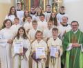Bild: Wolfgang Schwamberger
3 neue Ministrant/ -innen (v.l. Mia Bartos, Annalena Kneidl und Jonathan Fenzl) mit ihren Gruppenleiterinnen Anja Gradl und Rosalie Hecht, Pfarrer Konrad Amschl und Pastoralreferentin Maria Wagner und der liturgische Dienst