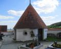 Bild: bnr
Der Karner bei der Rottendorfer Kirche dient seit 1958 als Ehrenmal für die Gefallenen der beiden Weltkriege. Die Gedenktafeln im Innenraum will die Krieger- und Reservistenkameradschaft renovieren. Ein Zuschussantrag an die Gemeinde bringt nicht das gewünschte Ergebnis.