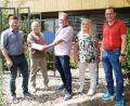 Bild: mab
Bürgermeister Peter Neumeier und Schulleiter Siegfried Seeliger (von links) dürfen sich erneut über eine großzügige Spende des früheren Rektors, Helmut Schuster mit Lebensgefährtin Helena Blötzer, (Mitte) freuen. Rechts im Bild Konrektor Manfred Bösl.