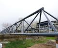 Bild: mab
Über die Förderbrücke kann Kies und Sand vom Abbaugebiet in der Naabschleife (rechts) zur Aufbereitung auf die andere Naabseite transportiert werden. Im Verfahren um einen großflächigen Abbau nimmt das Förderband eine zentrale Rolle ein.