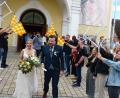 Bild: hme
Das Brautpaar durchschreitet ein Schiedsrichter-Spalier.