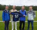 Bild: bk
Dem Trainer Hans-Peter Schönl ( Zweiter von links) und CO-Trainer Christian Bauer (links daneben) wünschen
Vorsitzender Andreas Malzer und Abteilungsleiter Jonas Trisl (Dritter und Vierter von links) viel Erfolg