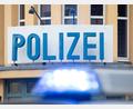 Bild: Friso Gentsch/dpa/Symbolbild
Ein Einsatzwagen der Polizei steht vor einer Dienststelle.