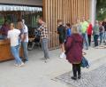 Bild: adj
Vor dem Essen heißt es an der Kasse anstellen.